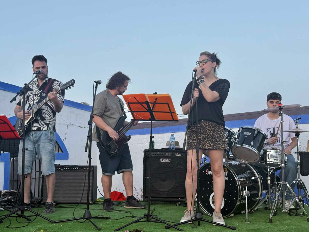 Amigos, música y mucha emoción en la inauguración de la exposición “Puntos de Amistad”, de Nieves Triguero 5 puntosamistad 5