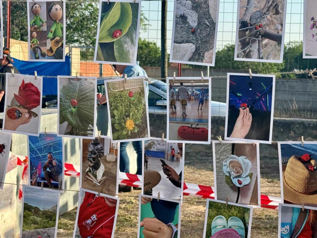 Amigos, música y mucha emoción en la inauguración de la exposición “Puntos de Amistad”, de Nieves Triguero 4 puntosamistad 6