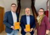 Ramón Prous dona a la Biblioteca Municipal su obra “Comercio sostenible 2030. Dinamización del comercio local” Ramón Prous dona a la Biblioteca Municipal su obra “Comercio sostenible 2030. Dinamización del comercio local”