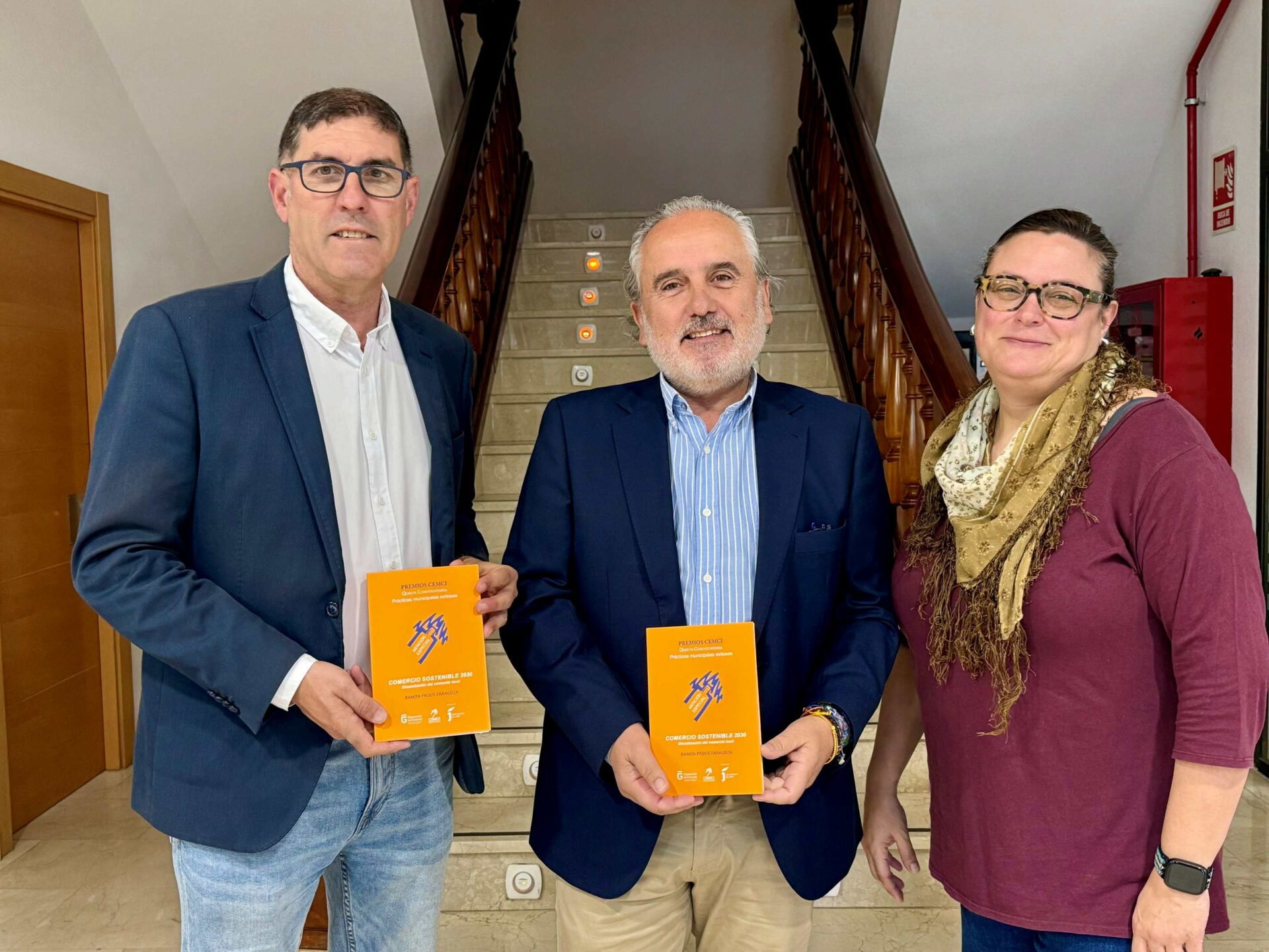 Ramón Prous dona a la Biblioteca Municipal su obra “Comercio sostenible 2030. Dinamización del comercio local”