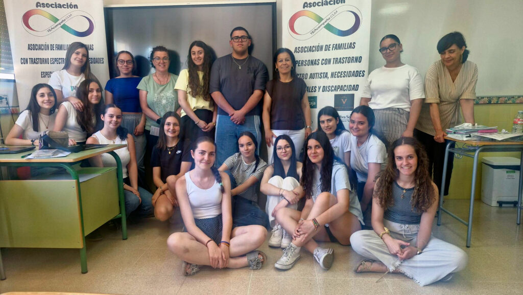 El IES Francisco García Pavón acerca el autismo al aula de la mano de TEAcompaño CLM 2 teacompanoclm pavon 2