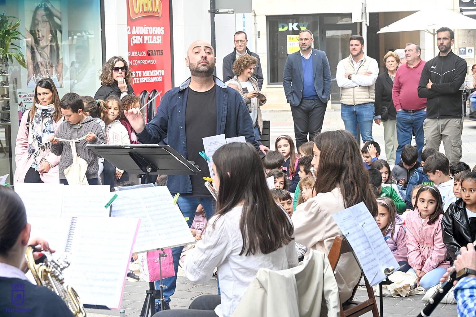 Un centenar de alumnos del Conservatorio Municipal participan en la actividad “Música en la calle”