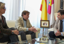 Valverde aborda con la Asociación Provincial de Apicultores la situación del sector y compromete ayuda para reforzar la promoción de la miel y luchar contra la varroa Valverde aborda con la Asociación Provincial de Apicultores la situación del sector y compromete ayuda para reforzar la promoción de la miel y luchar contra la varroa