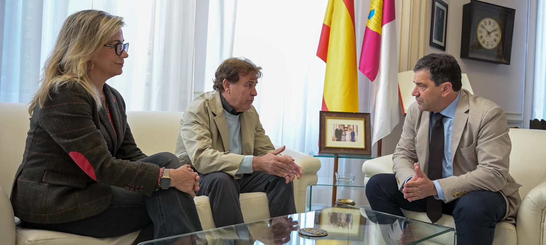 Valverde aborda con la Asociación Provincial de Apicultores la situación del sector y compromete ayuda para reforzar la promoción de la miel y luchar contra la varroa