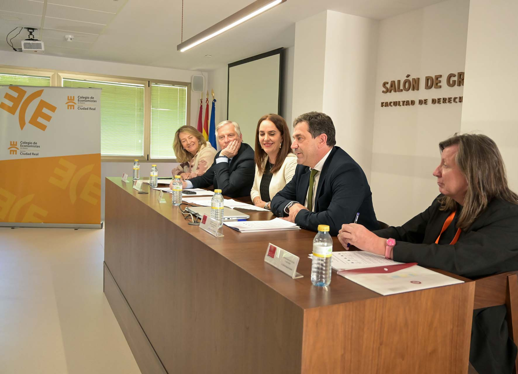 Valverde incide en la importancia de analizar y reflexionar sobre la economía internacional porque repercute directamente en territorios como nuestra provincia 1 Valverde incide en la importancia de analizar y reflexionar sobre la economía internacional porque repercute directamente en territorios como nuestra provincia