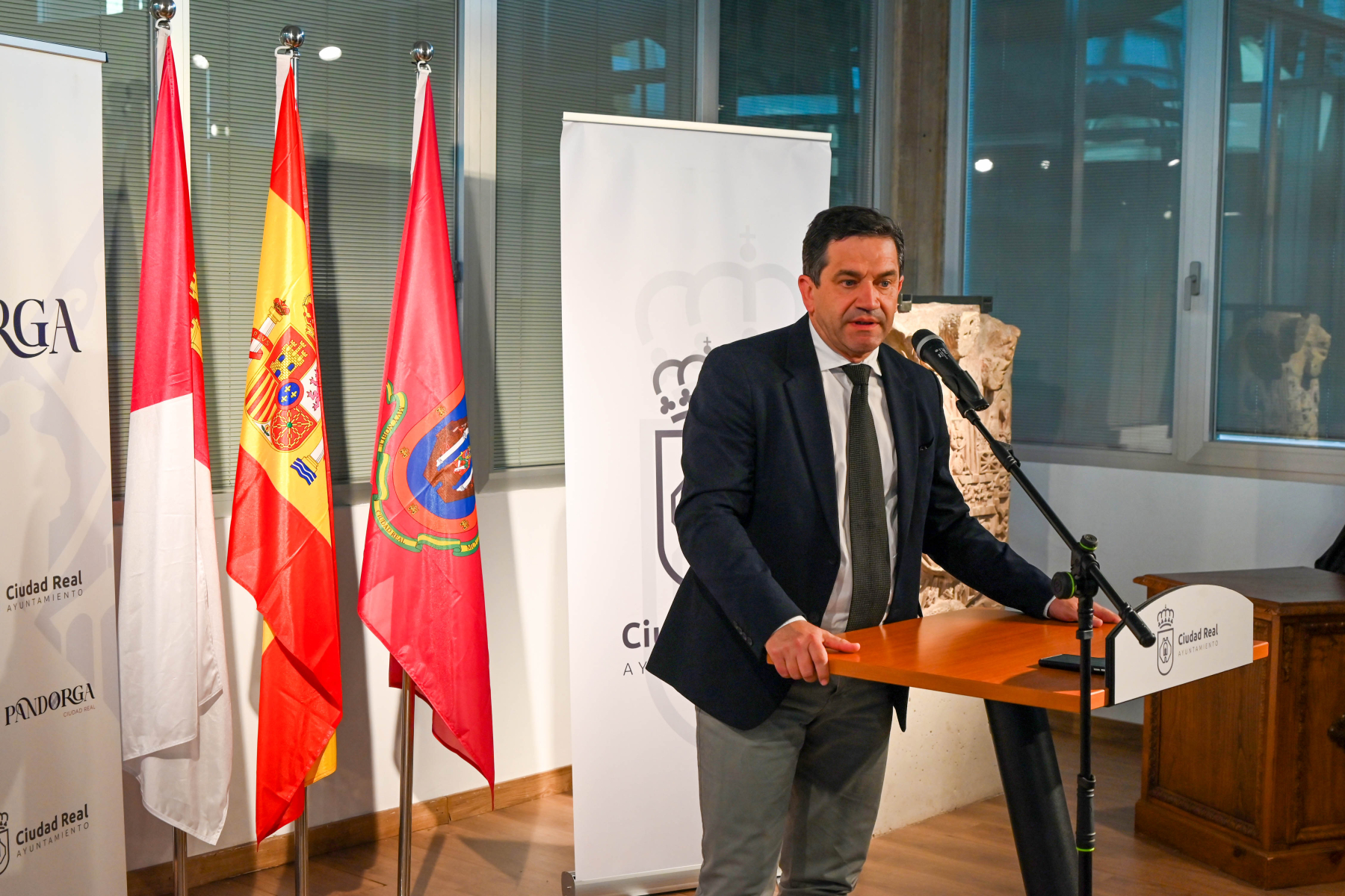 Valverde pone en valor la labor de los medios de comunicación en la inauguración de la exposición fotográfica con motivo del 35 aniversario de La Tribuna 4 Valverde pone en valor la labor de los medios de comunicación en la inauguración de la exposición fotográfica con motivo del 35 aniversario de La Tribuna