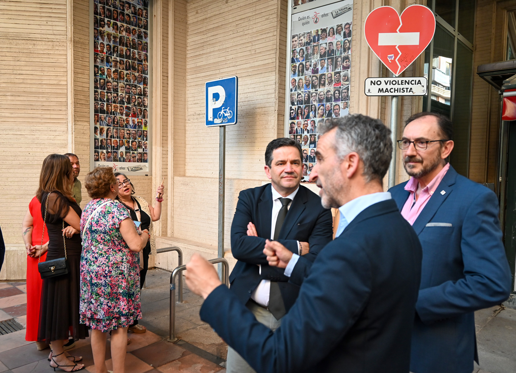 Valverde pone en valor la labor de los medios de comunicación en la inauguración de la exposición fotográfica con motivo del 35 aniversario de La Tribuna 14 Valverde pone en valor la labor de los medios de comunicación en la inauguración de la exposición fotográfica con motivo del 35 aniversario de La Tribuna