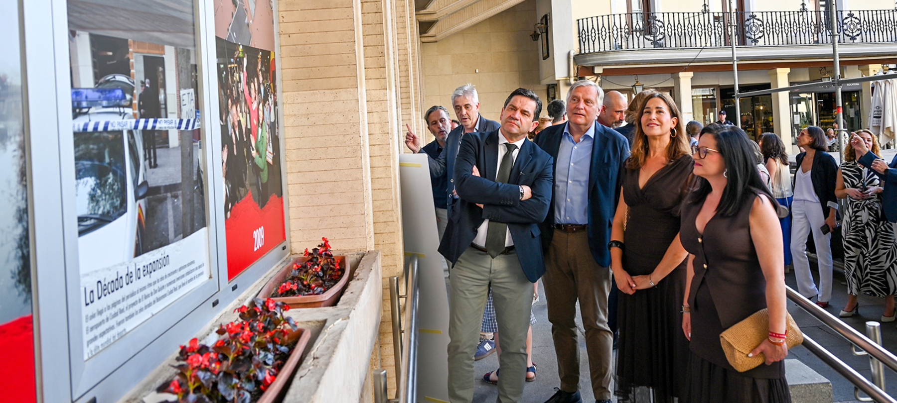 Valverde pone en valor la labor de los medios de comunicación en la inauguración de la exposición fotográfica con motivo del 35 aniversario de La Tribuna
