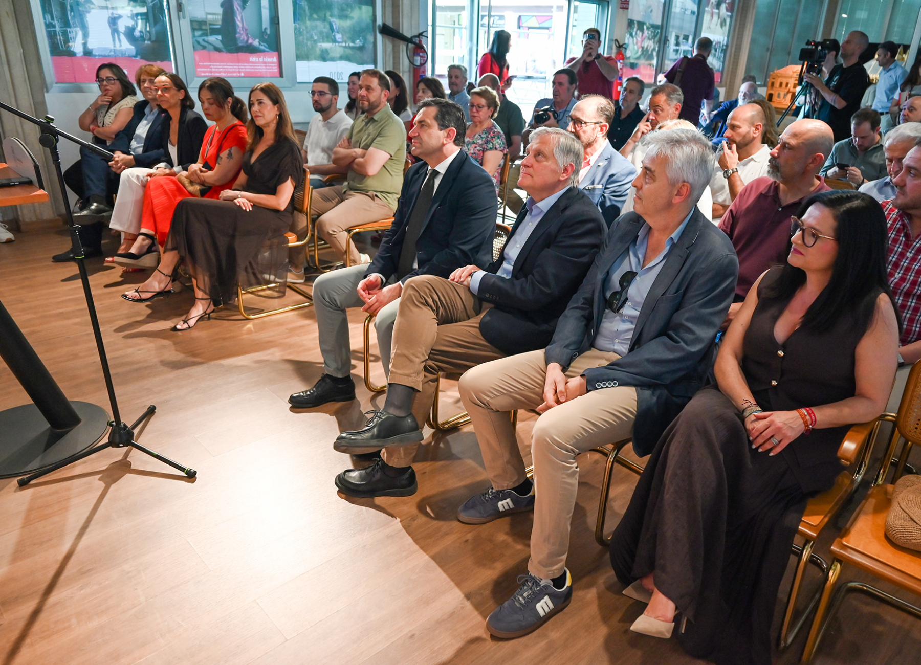 Valverde pone en valor la labor de los medios de comunicación en la inauguración de la exposición fotográfica con motivo del 35 aniversario de La Tribuna 13 Valverde pone en valor la labor de los medios de comunicación en la inauguración de la exposición fotográfica con motivo del 35 aniversario de La Tribuna