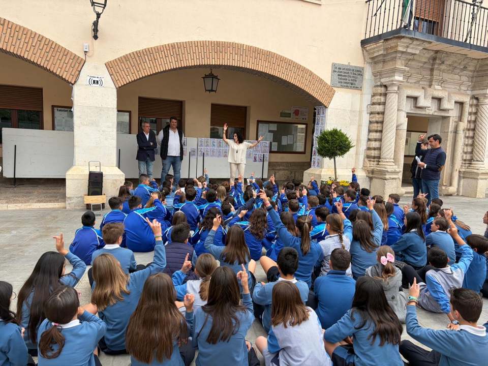 Villacañas celebra su 469 aniversario decorando un dibujo de la reja de la Glorieta del Prado