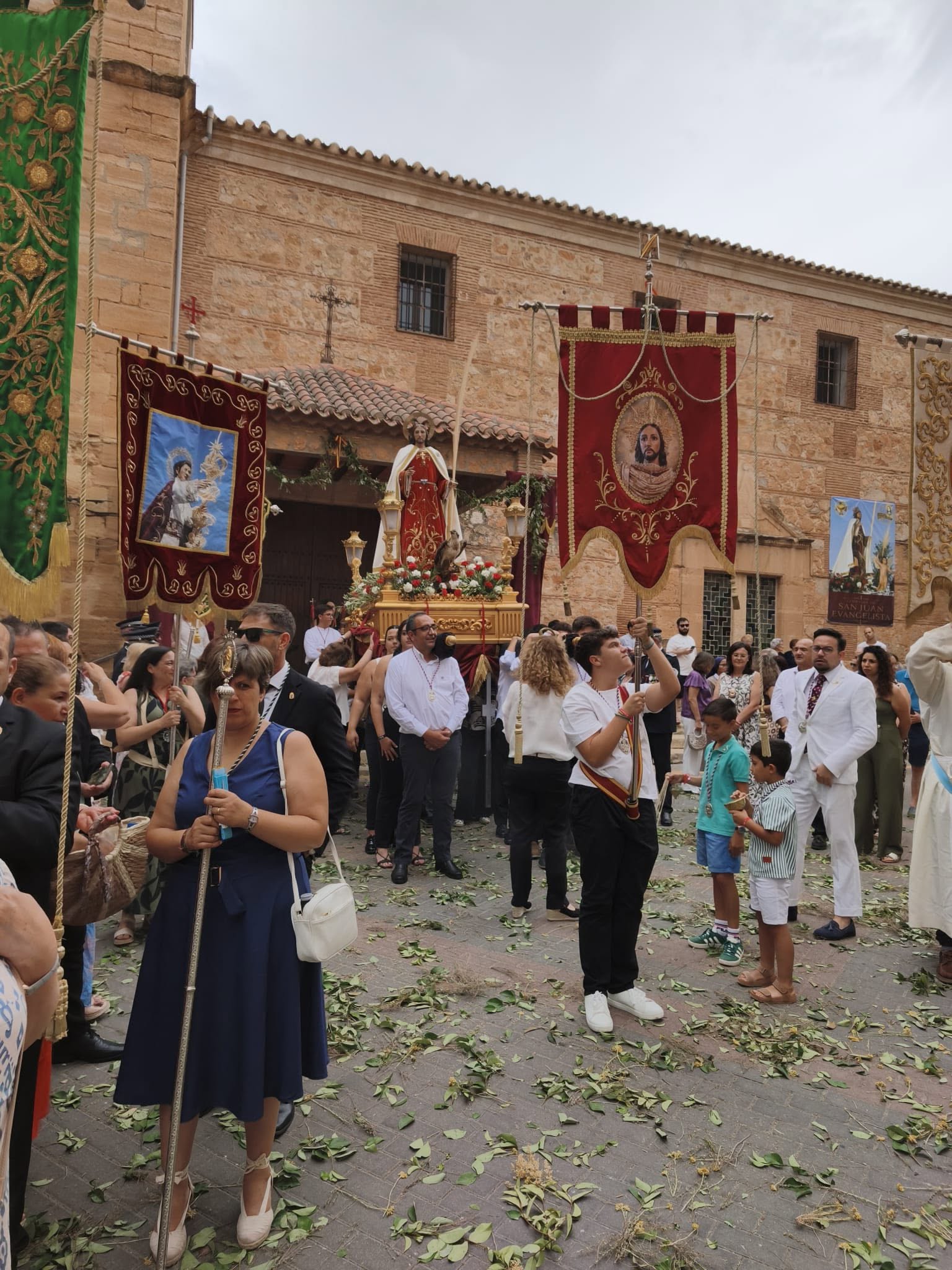 La Hermandad de la Borriquilla de Tomelloso acompaña a San Juan Evangelista de Villarrobledo en su 75 aniversario fundacional