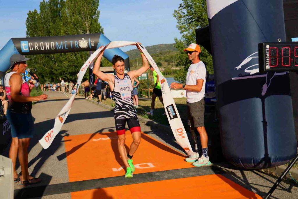 El IX Acuatlón Dani Molina vuelve a convertir el Azud de Pareja en referencia del deporte regional 16 acuatlon dani molina 08