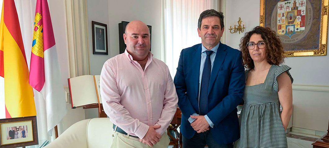 El alcalde de Llanos del Caudillo le traslada a Valverde su interés en que la Diputación asuma la titularidad de las carreteras de acceso a la localidad que son de propiedad municipal para aliviar los costes de mantenimiento