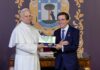 Almeida entrega la Llave de Oro de la Villa de Madrid al papa León XIV en el Palacio de Cibeles Almeida entrega la Llave de Oro de la Villa de Madrid al papa León XIV en el Palacio de Cibeles
