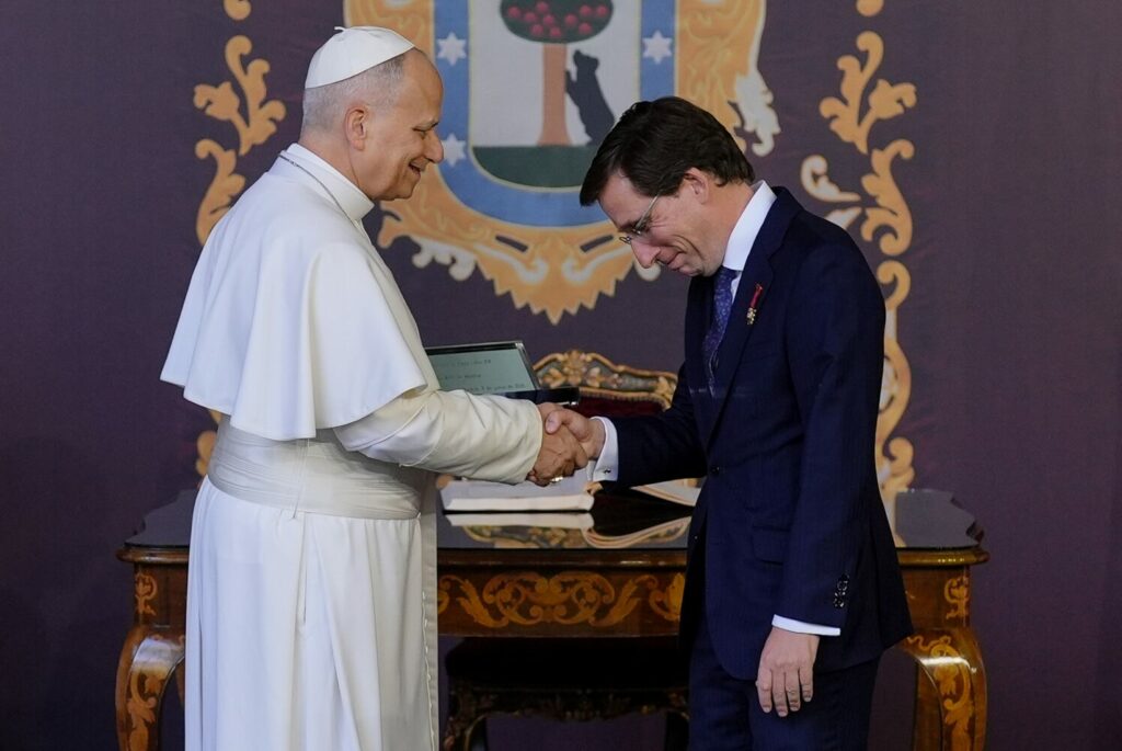 Almeida entrega la Llave de Oro de la Villa de Madrid al papa León XIV en el Palacio de Cibeles 2 Almeida, durante la recepción y la entrega de la Llave de Oro de la Villa de Madrid a León XIV, en presencia de la familia real