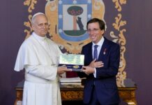 Almeida entrega la Llave de Oro de la Villa de Madrid al papa León XIV en el Palacio de Cibeles Almeida entrega la Llave de Oro de la Villa de Madrid al papa León XIV en el Palacio de Cibeles