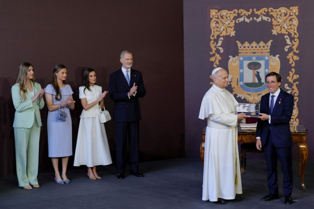 Almeida entrega la Llave de Oro de la Villa de Madrid al papa León XIV en el Palacio de Cibeles 3 Almeida, durante la recepción y la entrega de la Llave de Oro de la Villa de Madrid a León XIV, en presencia de la familia real