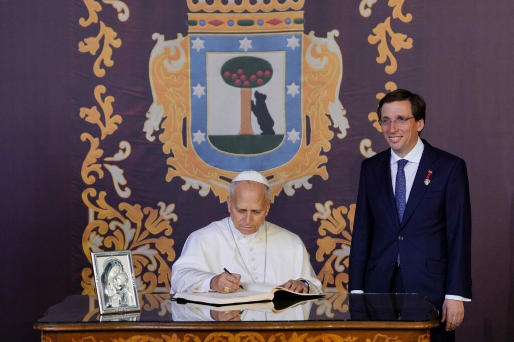 Almeida entrega la Llave de Oro de la Villa de Madrid al papa León XIV en el Palacio de Cibeles 4 Almeida, durante la recepción y la entrega de la Llave de Oro de la Villa de Madrid a León XIV, en presencia de la familia real