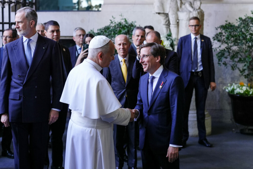 Almeida entrega la Llave de Oro de la Villa de Madrid al papa León XIV en el Palacio de Cibeles 5 Almeida, durante la recepción y la entrega de la Llave de Oro de la Villa de Madrid a León XIV, en presencia de la familia real