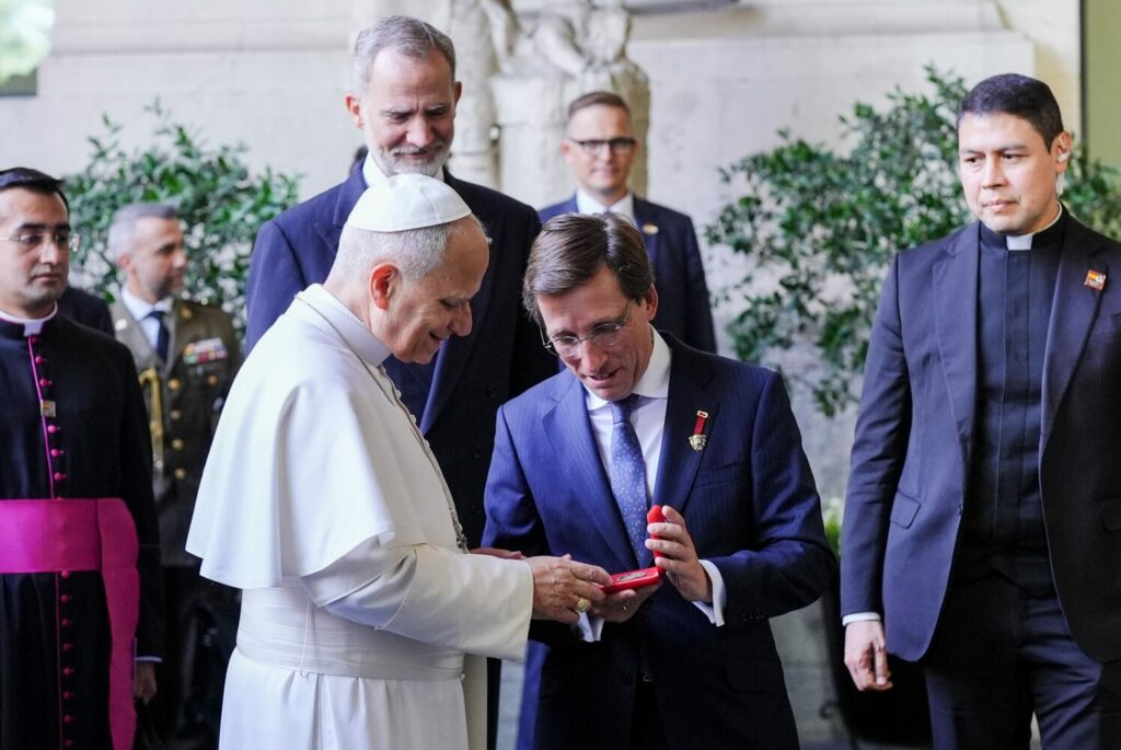 Almeida entrega la Llave de Oro de la Villa de Madrid al papa León XIV en el Palacio de Cibeles 6 Almeida, durante la recepción y la entrega de la Llave de Oro de la Villa de Madrid a León XIV, en presencia de la familia real