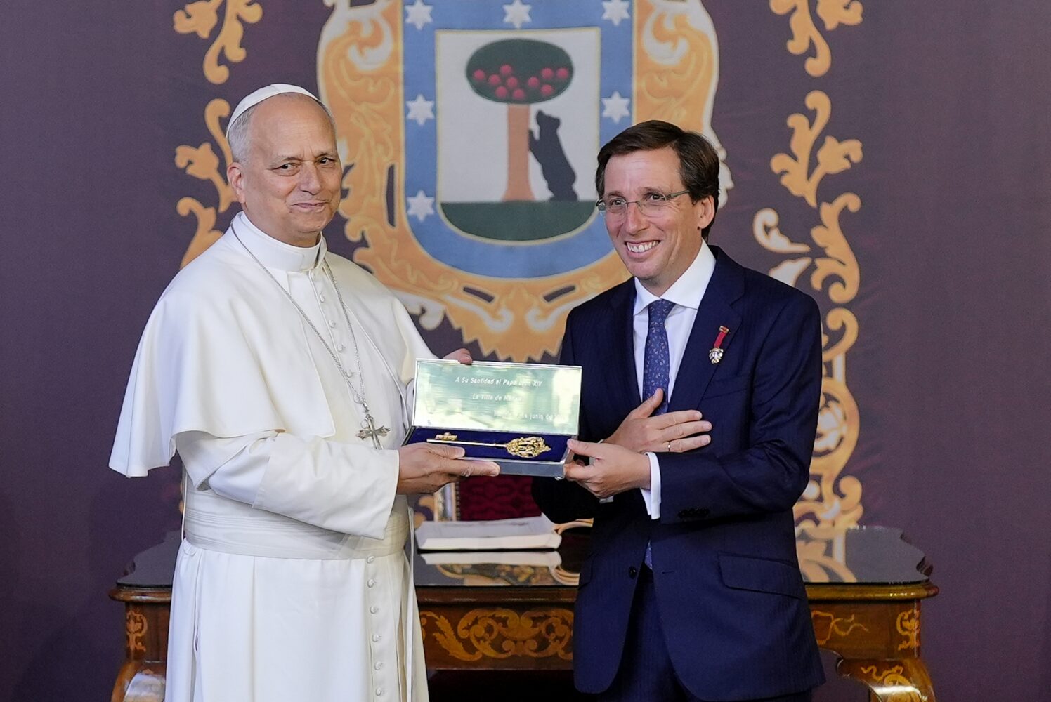 Almeida entrega la Llave de Oro de la Villa de Madrid al papa León XIV en el Palacio de Cibeles