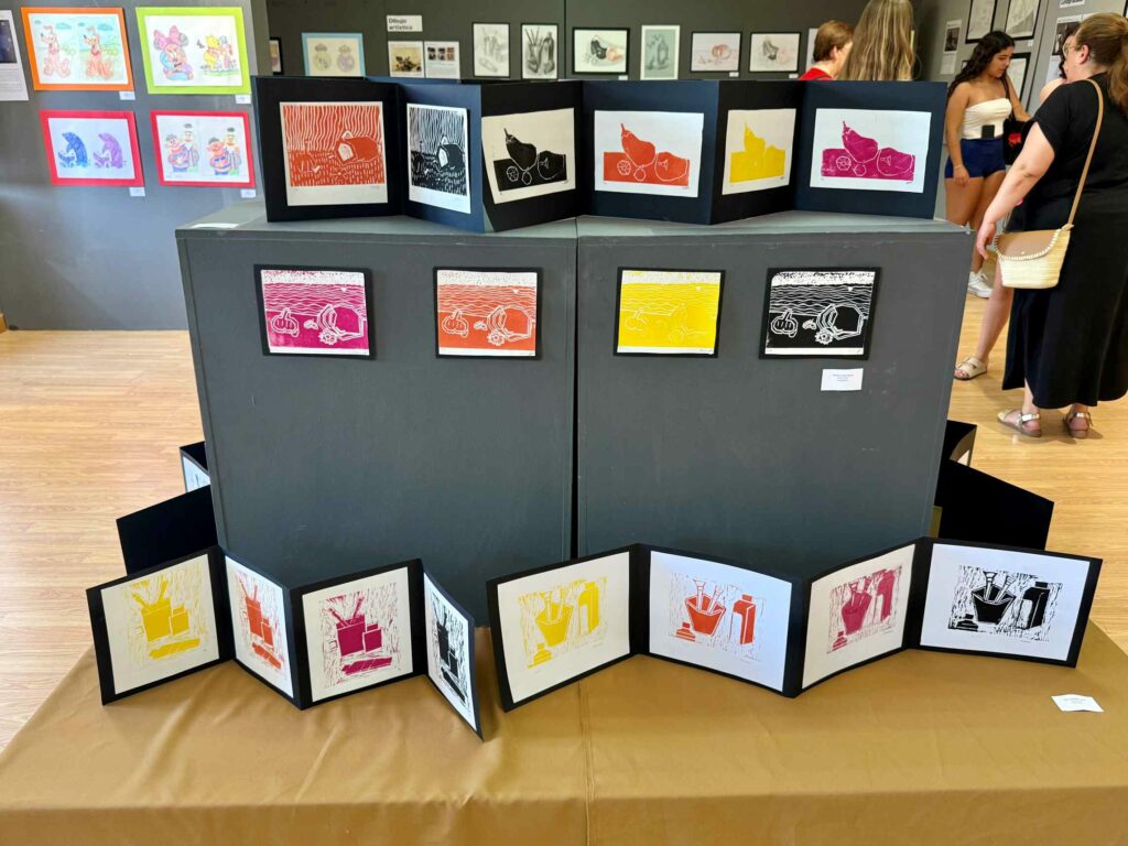 El alumnado del IES Enrique de Arfe inaugura la exposición colectiva “Arteen” con más de un centenar de obras en la Sala Municipal de Exposiciones 3 arteen villacanas 5