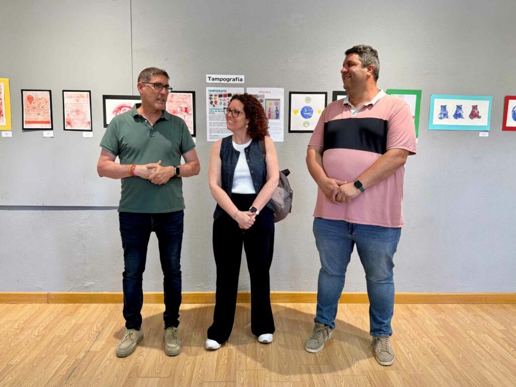 El alumnado del IES Enrique de Arfe inaugura la exposición colectiva “Arteen” con más de un centenar de obras en la Sala Municipal de Exposiciones 2 arteen villacanas 6