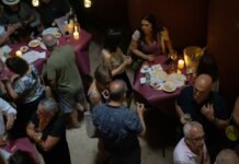 Cerca de un centenar de personas disfrutan de “Bajo la Luz de la Lumbrera” y consolidan las cuevas de Tomelloso como un nuevo escenario cultural Cerca de un centenar de personas disfrutan de “Bajo la Luz de la Lumbrera” y consolidan las cuevas de Tomelloso como un nuevo escenario cultural