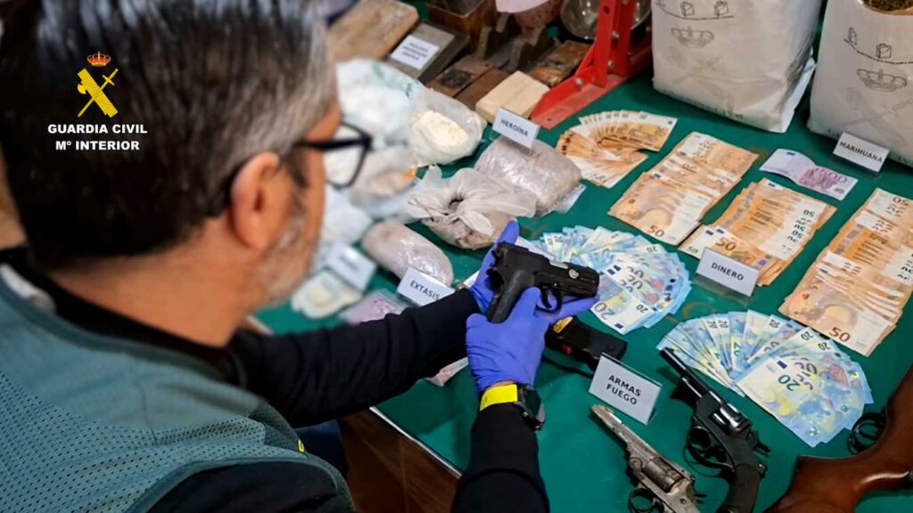 Cae una red de droga con armas, dinero y más de 54.000 dosis listas para circular 1 cae red droga armas 10