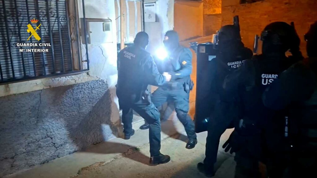 Cae una red de droga con armas, dinero y más de 54.000 dosis listas para circular 10 cae red droga armas