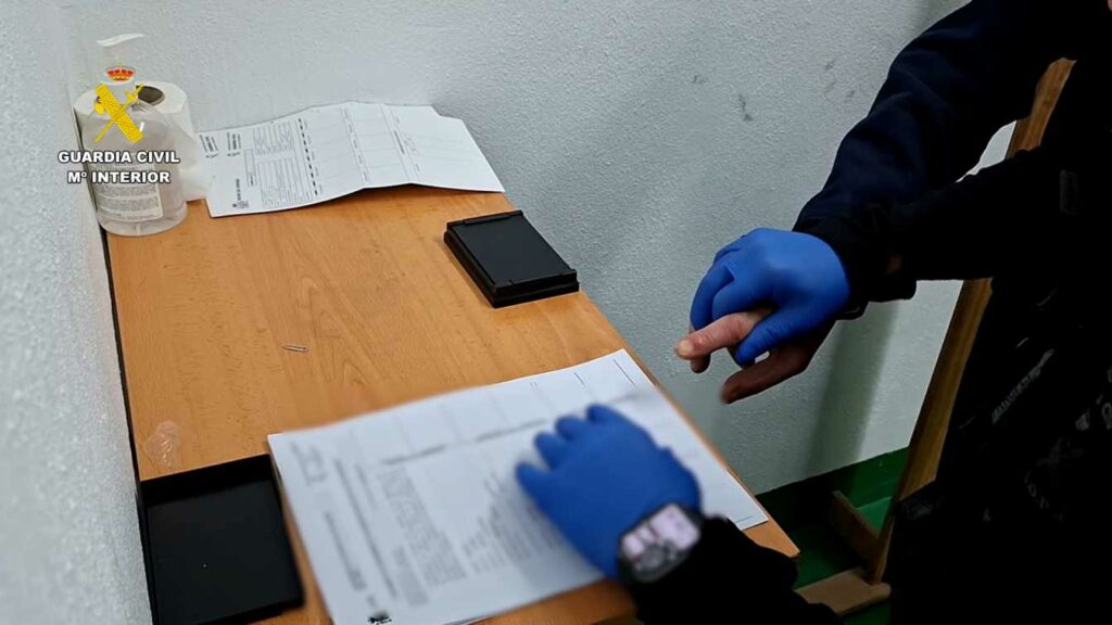 Cae una red de droga con armas, dinero y más de 54.000 dosis listas para circular 6 cae red droga armas 6