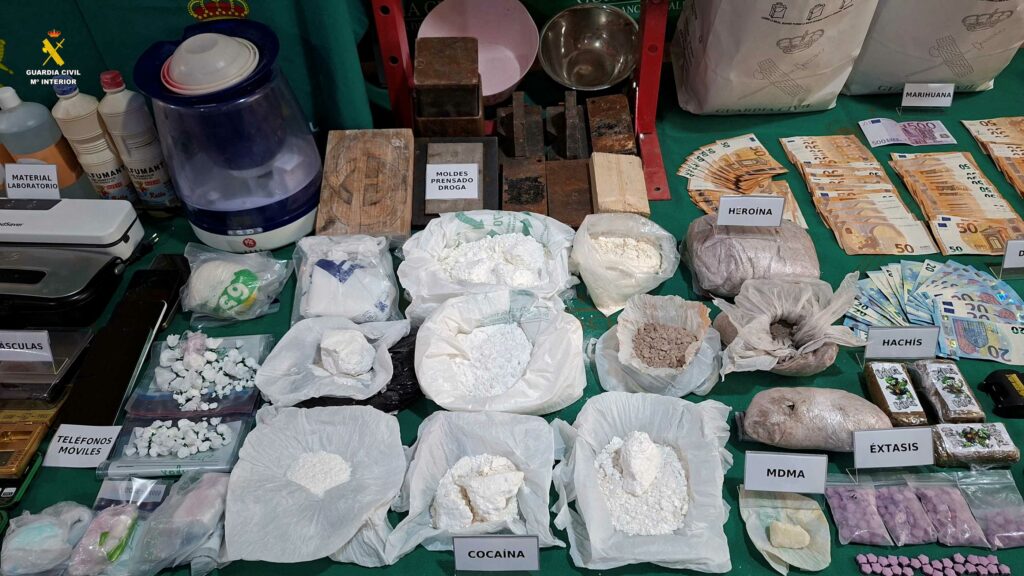 Cae una red de droga con armas, dinero y más de 54.000 dosis listas para circular 9 cae red droga armas 9