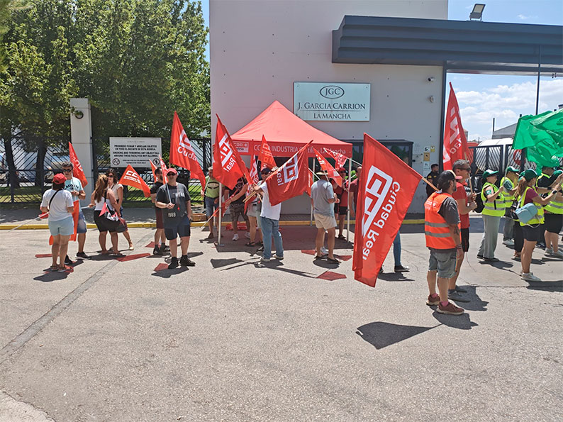 Concentración ante la planta de García Carrión en Daimiel por el despido de cuatro personas trabajadoras sin justificación
