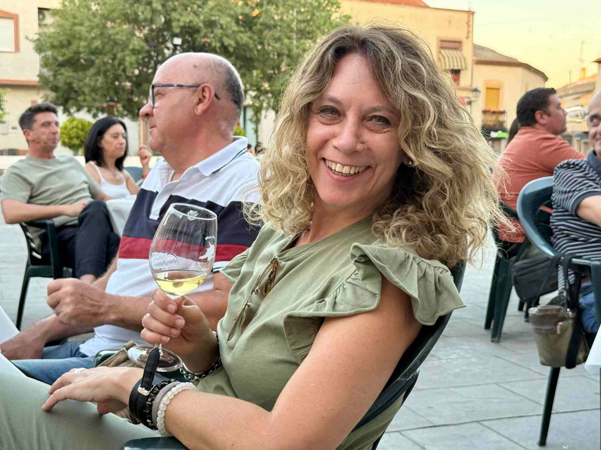 Más de un centenar de personas participan en la cata didáctica celebrada en Villacañas para promover la cultura del vino y apoyar al sector vitivinícola regional