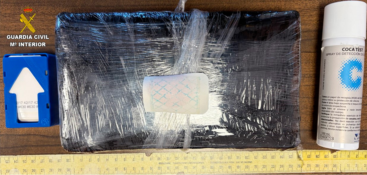 ¡Cocaína escondida bajo los asientos!, detenido el conductor en plena A-4