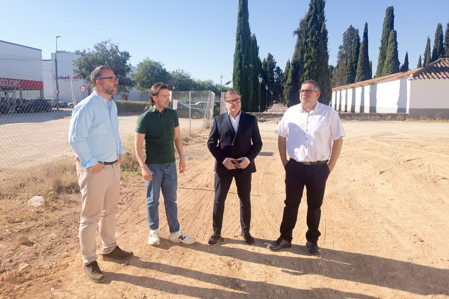 El alcalde de Tomelloso visita las obras del futuro crematorio