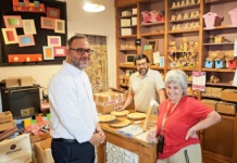 Tomelloso presume de artesanía con Mondema Artesanos, la empresa familiar que convierte la madera en identidad local El alcalde visita Mondema Artesanos y destaca su aportación a la proyección de Tomelloso