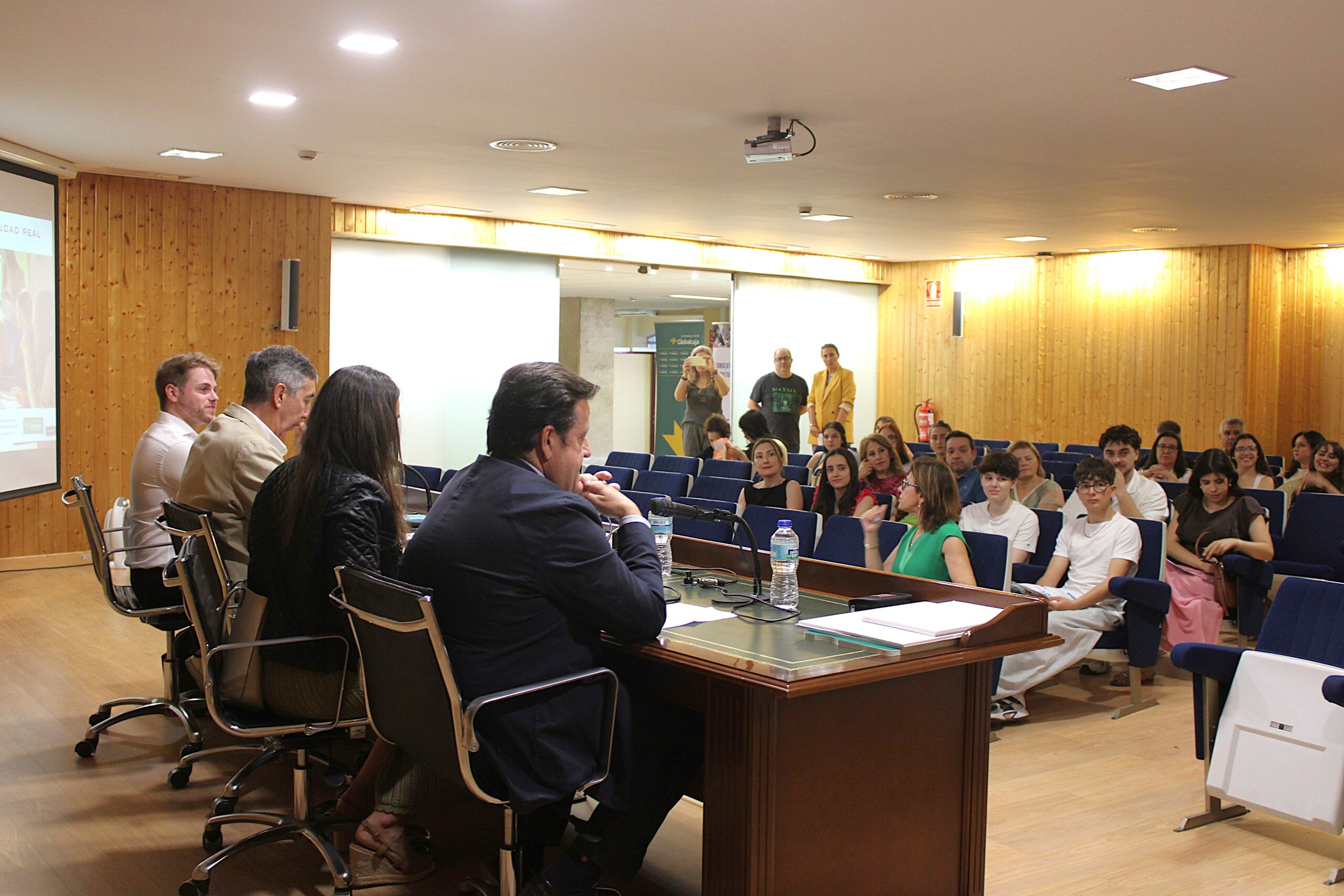 La Junta trabaja para consolidar una evolución de paro que en Ciudad Real “encadena tres meses de descenso y el mejor dato en 18 años” 2 El Gobierno de García-Page trabaja para consolidar una evolución de paro que en Ciudad Real “encadena tres meses de descenso y el mejor dato en 18 años”