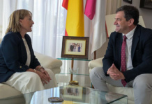 El presidente de la Diputación de Ciudad Real le agradece a María Jesús Alarcón la colaboración mantenida con la institución provincial El presidente de la Diputación de Ciudad Real le agradece a María Jesús Alarcón la colaboración mantenida con la institución provincial