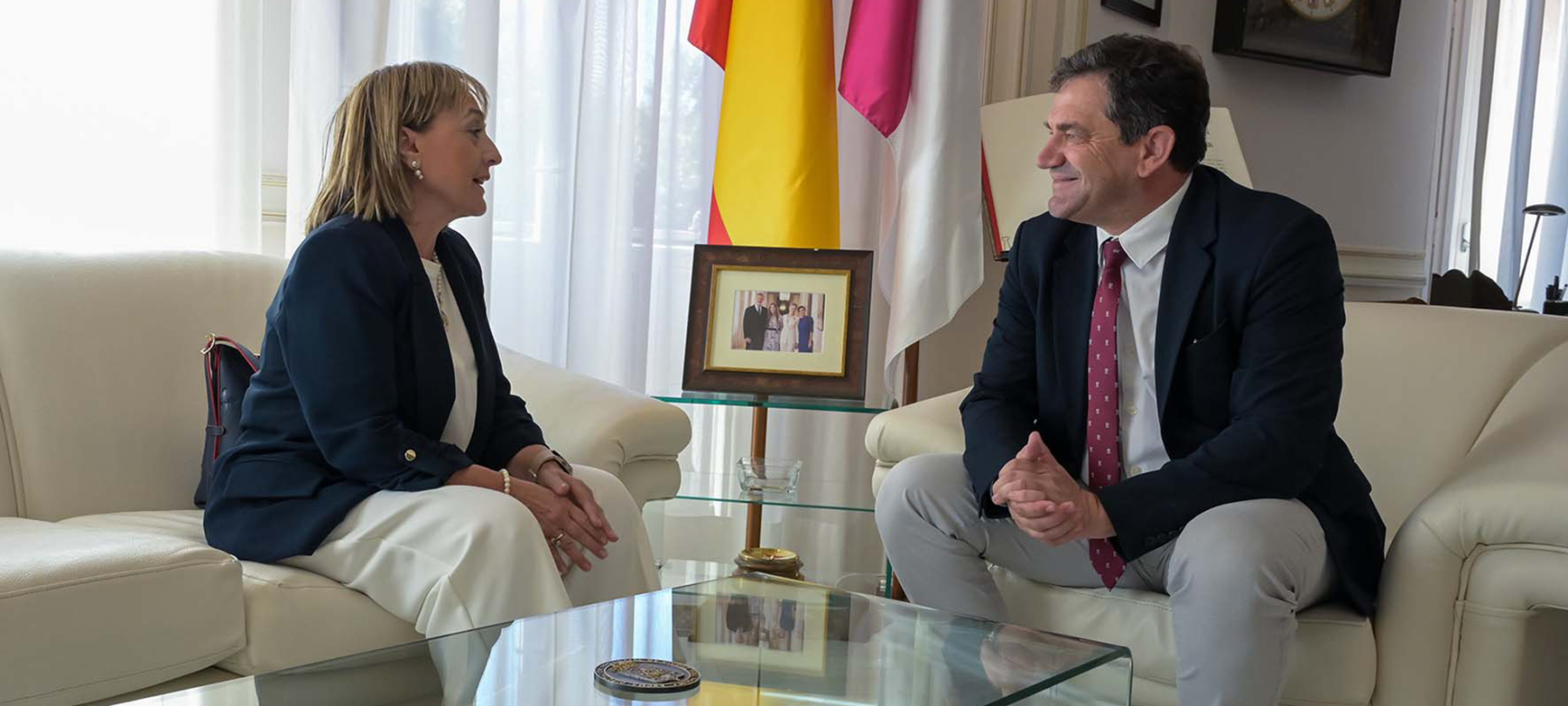 El presidente de la Diputación de Ciudad Real le agradece a María Jesús Alarcón la colaboración mantenida con la institución provincial