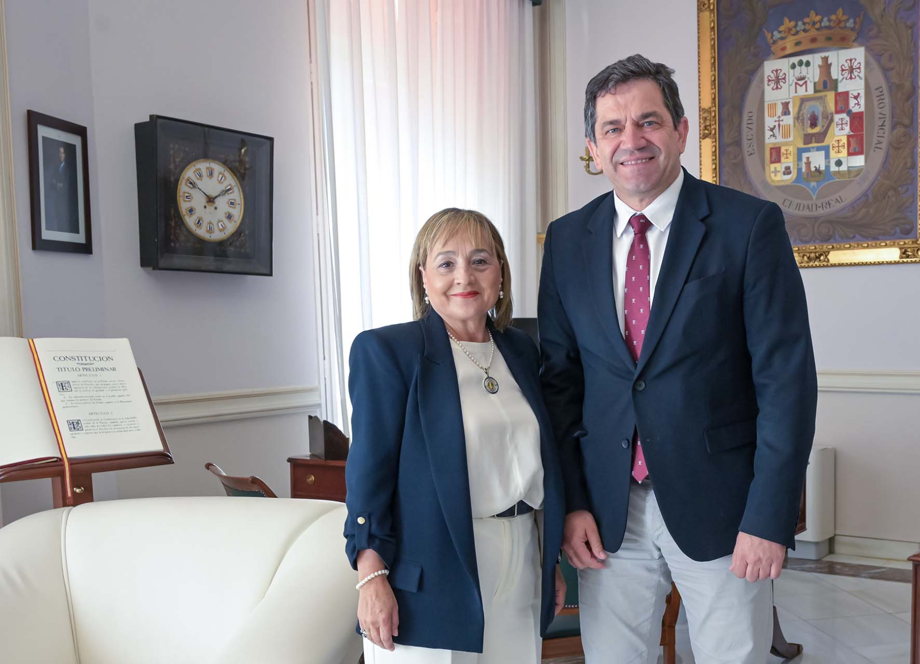 El presidente de la Diputación de Ciudad Real le agradece a María Jesús Alarcón la colaboración mantenida con la institución provincial 1 El presidente de la Diputación de Ciudad Real le agradece a María Jesús Alarcón la colaboración mantenida con la institución provincial