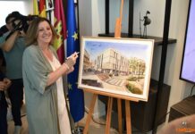 Castilla-La Mancha tiene en la mesa de Incentivos Regionales proyectos empresariales por valor de cerca de 480 millones de euros de inversión El alcalde, Javier Navarro, ha destacado que Tomelloso vuelve a escribir “una parte de la historia de la innovación y el emprendimiento”, subrayando que el proyecto de ANRO encarna la iniciativa y la audacia del espíritu tomellosero. Navarro ha agradecido el compromiso de la empresa y la colaboración institucional que ha hecho posible agilizar los trámites administrativos, al tiempo que ha defendido la necesidad de avanzar en medidas de simplificación para favorecer nuevas inversiones y la creación de empleo. “Lo más importante es que la gente pueda sacar adelante sus proyectos de vida”, ha remarcado. Navarro ha anunciado además que el impulso empresarial de ANRO no se limita a este hotel, al recordar que la pasada semana la Junta Local de Gobierno otorgó la licencia y calificación urbanística para la ejecución de una nave industrial de 14.000 m2 destinada a la fabricación de contenedores, un proyecto que permitirá seguir ampliando la proyección de la compañía desde Tomelloso hacia otros puntos de España y del mundo.0 El alcalde ha querido también poner el acento en el valor simbólico del nombre elegido para el hotel, al considerar que une “innovación tecnológica y orgullo cultural”. En este sentido, ha agradecido la elección de Francisco Carretero, a quien ha definido como una figura esencial de la historia local, no solo por su trayectoria como alcalde, sino también por su legado artístico. Navarro ha avanzado que se han iniciado conversaciones con el Museo del Prado para solicitar la cesión de fondos de Francisco Carretero, con el objetivo de que su obra pueda ser expuesta y puesta en valor en la ciudad que le inspiró.