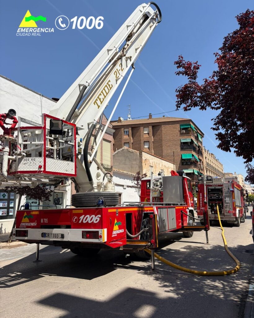 Un incendio en un edificio de viviendas movilizó ayer a los bomberos de Tomelloso 3 incendioviviendastomelloso