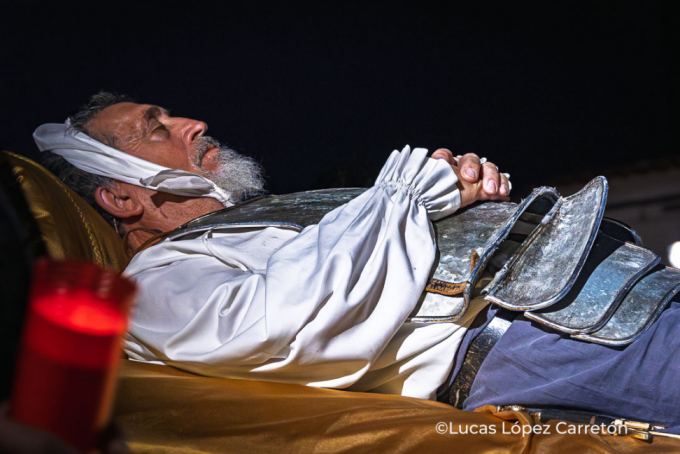 José Luis Fernández se despide del personaje tras 25 años con su muerte en escena en la XXV edición de El Quijote en la Calle 4 joseluisfernandez argamasilla de alba 4