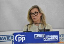 Lola Merino denuncia en Tomelloso que la nueva planificación hidrológica “condena al campo de Castilla-La Mancha al secano” Redacta una nota de prensa en tercera persona del singular, optimizada para seo, de forma natural y humana de este texto: "hoy a Lola Merina, como conocéis, presidenta nacional de la Asociación de Mujeres y Familias del Ámbito Rural y, además, diputada regional en las Cortes, vicepresidenta de la Comisión de Agricultura y Ganadería en la región. Y hoy, especialmente, nos hace mucha ilusión verla porque yo creo que es la primera venida a Tomelloso después de su vuelta a los ruedos, tras un periodo corto de convalecencia, del cual se encuentra perfectamente recuperada y lo cual nos alegramos muchísimo. Viene hoy a hablarnos del agua, de la defensa de los derechos hídricos de nuestra región, de las mentiras de Paje y nada, te cedo los micrófonos, todos tuyos y aquí bienvenida hasta tu casa. Pues muchísimas gracias, Elo, yo como siempre, como ya sabes, para mí es un lujo y es un placer estar aquí en Tomelloso y, como bien decía, sobre todo después de este periodo de corte que hemos tenido 19 meses, 19 meses que he tenido que estar de baja médica, pero gracias a Dios estoy aquí, estoy bien y puedo seguir trabajando, que es lo que más me gusta en esta vida. Así que pues muchísimas gracias y encantada de volver a Tomelloso. Como bien decía Eloisa, hoy vamos a hablar de agua y hablar de agua en Tomelloso, en esta comarca, en nuestra provincia y en nuestra región, pues es hablar del futuro de nuestros agricultores, de nuestros ganaderos, de nuestros regantes, de nuestros pueblos y de nuestra región. Pero claro, se da la circunstancia que algunos en este momento nos quieren condenar, nos quieren condenar a producir menos, a crecer menos y a tener menos oportunidades. ¿Y por qué digo esto? Porque esto es exactamente lo que hay detrás de la nueva planificación hidrológica que nos quiere imponer el socialismo. Mire, el pasado 28 de noviembre se publicó en el BOE la nueva planificación de todas las cuencas hidrográficas para un nuevo periodo, 28-33. ¿Y qué recoge esa nueva planificación de todas las cuencas de nuestros ríos? Pues recogen un recorte drástico de todas las dotaciones de riego, de todas, se recortan todas las dotaciones de riego, se recortan todas las superficies regables, se extinguen derechos de riego, es decir, nos quitan derechos de riego y además hay una reconversión forzosa de más de la mitad de las explotaciones de regadío a secano. Fíjense lo que estoy diciendo, gente que tiene ahora mismo agricultores y ganaderos que tienen sus explotaciones en regadío, les van a obligar forzosamente a pasar de regadío a secano. En esta planificación hidrológica que está publicada en el BOE, como digo, con fecha 28 de noviembre, nos venden que esto se debe a la sostenibilidad, hay medio ambiente, pero eso no es verdad. La realidad es que nos quitan el agua para vivir, nos quitan el agua para regar y nos quitan el agua que necesitamos para crecer y para crear empleo en esta comarca, en Tomelloso, en Ciudad Real y en toda Castilla-La Mancha, porque es lo que somos. Nuestra actividad económica fundamental es la agricultura y la ganadería y si nos quitan la herramienta principal que es el agua, ¿qué hacemos? Que a mí me lo explique alguien. Mientras otros territorios, otras comunidades autónomas, otras comarcas están planificando su crecimiento, pues aquí en Castilla-La Mancha nos están haciendo un traje para morir. ¿Y dónde están los responsables políticos? ¿Dónde está Emiliano García Paje en la defensa de los intereses hídricos de Castilla-La Mancha? ¿Dónde está? ¿Dónde está ante este ataque que nos quitan el agua, que nos cierran los pozos, que nos reducen las dotaciones regables y las dotaciones de riego? ¿Dónde está Emiliano García Paje? ¿Quién va a defender a esta tierra ante el ministerio y el acoso del ministerio? Y si no que nos digan cómo pretenden que salga adelante una explotación agrícola si le cierran el pozo. A mí que me lo expliquen. ¿Cómo se pretende que crezca aquí una industria agroalimentaria si no tiene agua? O se la deniegan. Y a mí que me expliquen cómo pretenden que los pueblos sigan con vida si están atacando nuestra propia actividad principal que es la agricultura y la ganadería. Es que vamos hacia detrás. Y lo más grave de todo esto es que detrás de este brutal ataque a los agricultores, ganaderos y regantes, lo que hay es una decisión política. Eso es lo que hay detrás. Una mera decisión política. Detrás de cada hectárea que se pretende dejar de regar, hay una decisión política. Detrás de cada joven al que se le va a negar el agua para su incorporación a la ganadería, hay una decisión política. Y detrás de cada explotación a la que van a condenar al secano, hay una decisión política. Esa es la realidad. Esto no es un problema técnico. Son decisiones políticas. Y los responsables políticos tienen nombre y apellidos. Pedro Sánchez en Madrid, OPS en Madrid, y Emiliano García Page en Castilla-La Mancha. Esa es la realidad. Ellos son los que gobiernan. Ellos son los que han puesto sobre la mesa esa nueva planificación hidrológica. Pedro Sánchez la propone y Emiliano García Page calla. Algo tendrá que decir en defensa de esta región. O nos va a condenar al secano en Castilla-La Mancha. A Emiliano García Page lo que hay que decirle es que después de 11 años hablando de agua en esos discursos grandilocuentes que le gustan, en esos grandes titulares en la prensa, lo que hay que decirle a Emiliano García Page es que el agua sigue siendo la gran mentira de su gobierno. La gran mentira. Mire, le recuerdo que era el año 2019 en Pedro Muñoz. Había cientos de agricultores en esa reunión, en un mitin. Y dijo, si votáis bien, voy a regularizar los 1.600 pozos de explotaciones prioritarias. Si votáis bien. Debe ser que no se votó bien. Porque estamos en el 2026 y los pozos regularizados son cero. Ni uno. Y no es que no haya regularizado ni un solo pozo de explotaciones prioritarias, sino que además los que ya estaban regularizados dentro del Plan Especial de la Alta Guadiana, ahora mismo están abocados al cierre. Porque la concesión que se les dio caduca en el 2027. Y están abocados a su cierre. Y no solamente nos prometió que iba a regularizar los 1.600 pozos, que no ha regularizado ninguno, sino que aquí se firmó un pacto regional por el agua. Y se firmó con 50 entidades que firmaron ese pacto regional por el agua. A la cual, las ha engañado a todas, porque ese pacto regional por el agua está metido en un cajón. No ha salido del cajón. Se ha quedado en un papel. Como todo lo que hace en un titular o en un papel. Pero hay que traducir en hechos los compromisos que tienes. Por lo tanto, lo podemos decir claramente que después de 11 años el agua sigue siendo la gran mentira de Emiliano García Págel. En Castilla-La Mancha lo que necesita es una política de agua clara. Necesita infraestructuras. Necesita planificación. Porque el agua no puede seguir siendo un arma política. Pero ¿dónde están las infraestructuras? ¿Dónde están aquí los proyectos? ¿Dónde están las inversiones? ¿Dónde está la planificación? Aquí no hay nada. Esto es el inmovilismo ideológico total y absoluto. Por lo tanto, lo que tenemos que decir hoy es que el agua sigue siendo la gran mentira de Emiliano García Págel. Pero el campo no vive de titulares. Vive de agua. Y es el momento de que diga qué va a pasar ante esa planificación hidrológica que está puesta sobre la mesa y que nos aboca a la ruina. Porque es que si Castilla-La Mancha representa en este momento el 58% de las explotaciones agrarias de regadío en España, nos quieren dejar en el 34%. Es decir, más de la mitad de nuestras explotaciones pasarían forzosamente de regadío a secano. ¿Y lo va a permitir? Pues nada. Muchas gracias y si tienen alguna pregunta, a su entera disposición. Pues arreglado. " Mantén el orden del contenido y no plagies ningún contenido y redáctala como si fueses un periodista con más de 50 años de experiencia y experto en SEO. La nota de prensa debe estar preparada para google, google noticias y google discover. Cita palabras textuales entre comillas y usa algunas negritas y cursivas. Dame tres titulares impactantes y bonitos y tres subtítulos. Usa lenguaje coloquial, formal y humano. Usa algunos encabezados (los que consideres oportunos).