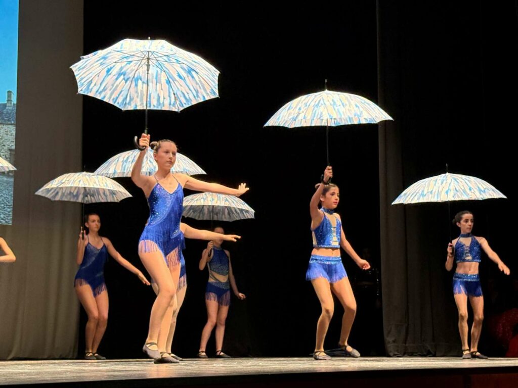 La magia de “El flautista de Hamelín” llena el Teatro Municipal en la gala de fin de curso de Danzarte 2 magiaflautistahamelinvillacanas 3