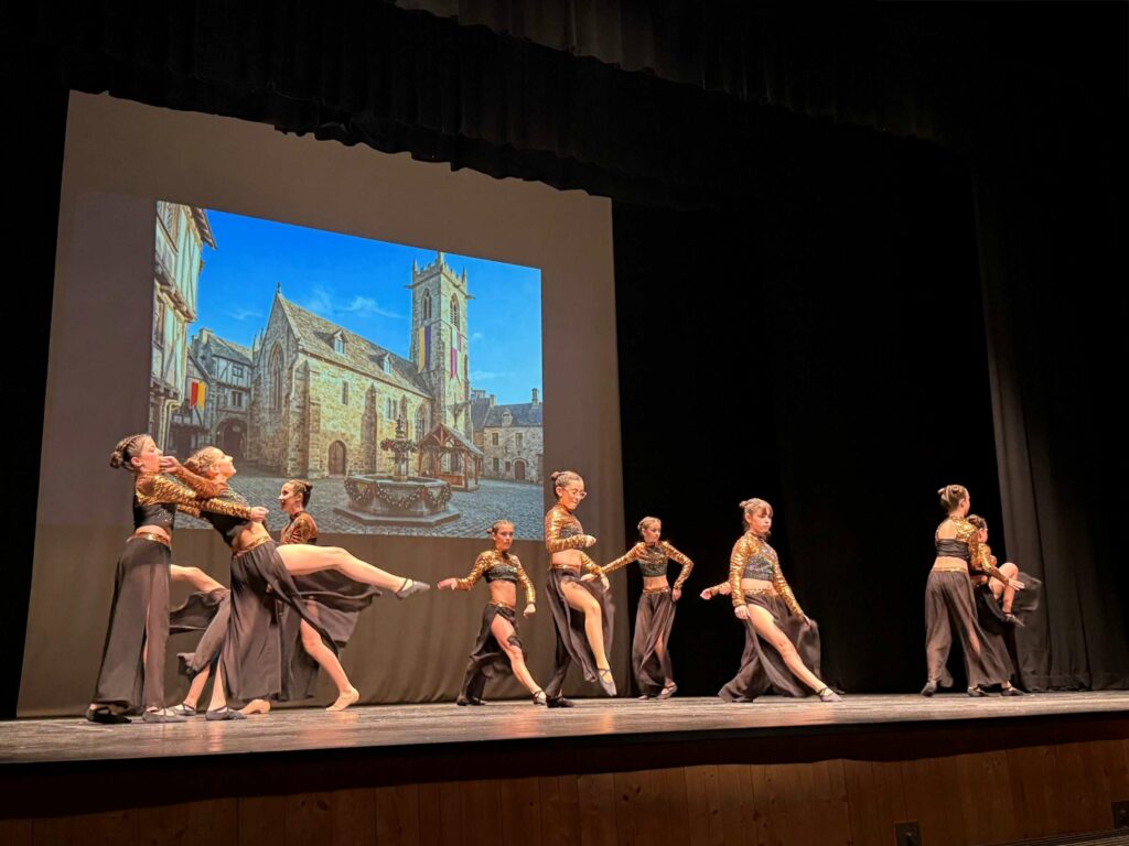 La magia de “El flautista de Hamelín” llena el Teatro Municipal en la gala de fin de curso de Danzarte 3 magiaflautistahamelinvillacanas 4