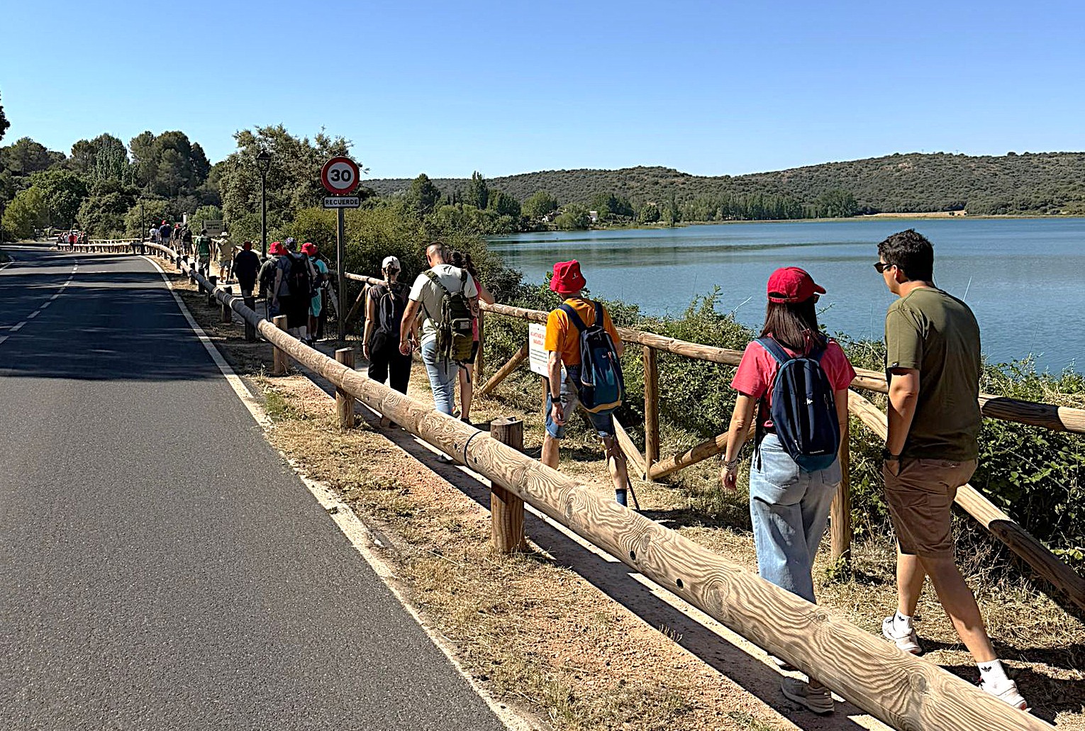Más de 80 personas participan en la primera ruta senderista para personas con discapacidad organizada por el Gobierno de Castilla-La Mancha en la provincia de Ciudad Real 2 Más de 80 personas participan en la primera ruta senderista para personas con discapacidad organizada por el Gobierno de Castilla-La Mancha en la provincia de Ciudad Real