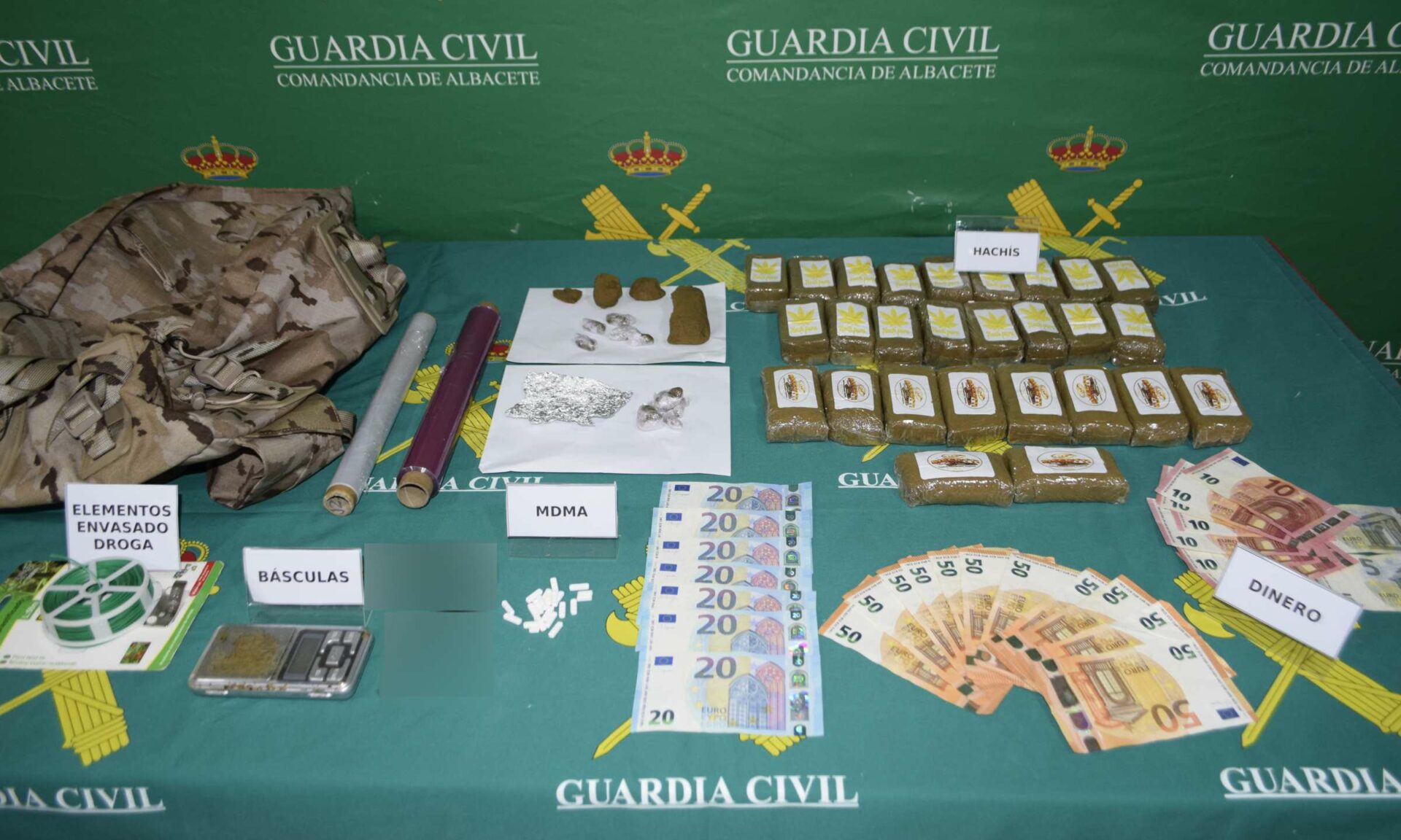 La Guardia Civil de Albacete detiene a tres personas por tráfico de drogas y desmantela dos narcopisos en Almansa