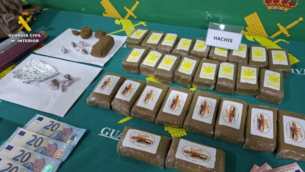 La Guardia Civil de Albacete detiene a tres personas por tráfico de drogas y desmantela dos narcopisos en Almansa 1 narcopisos almansa 2